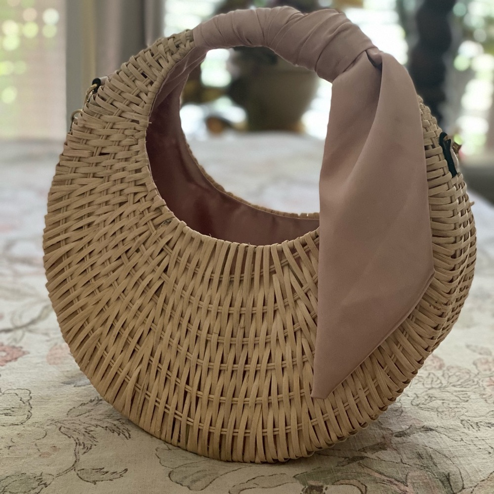 Adorable Woven Handbag with Pink Accent